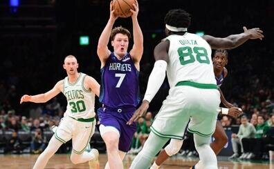 Knueppel, Michael Jordan'�n �aylak rekoruna ortak oldu