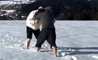 Fatih Tekke, G.Saray galibiyetini kar �zerinde g�re�erek kutlad�!