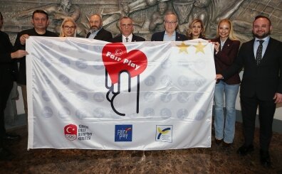 Fenerbah�e, tarihinde 2. kez Alt�n �eref Bayra�� ald�!