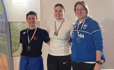 Milli y�z�c� Bengisu Avc��dan buzda �� alt�n madalya birden!