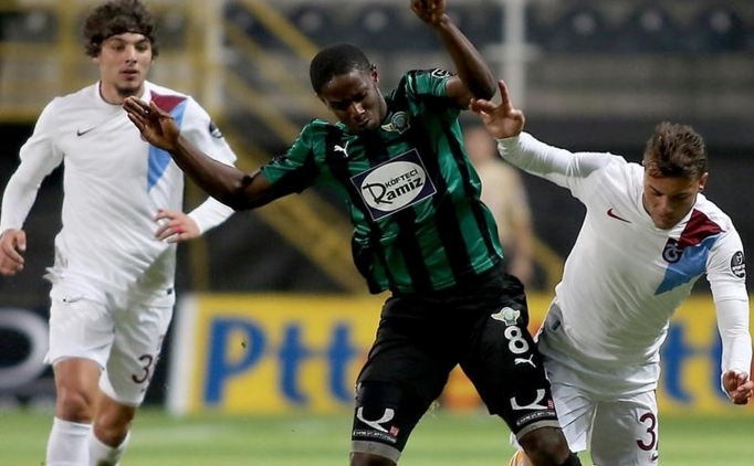 Akhisar ve Trabzonlu oyuncunun top m�cadelesi 