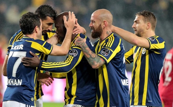 Fenerbah�eli oyuncular�n gol sevinci 