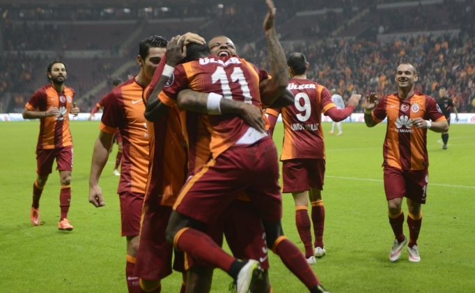 Galatasarayl� oyuncular�n gol sevinci 