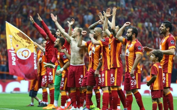 Galatasarayl� oyuncular�n sevinci 