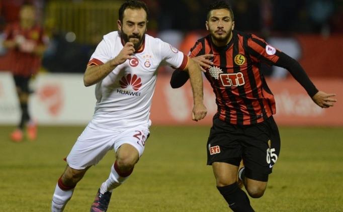 Bir pozisyonda Galatasarayl� Olcan Ad�n rakibiyle m�cadele etti.