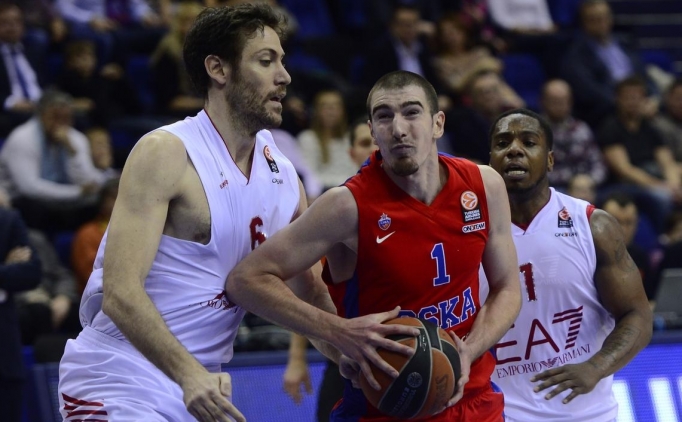 Nando De Colo, Emporio Armani ma��nda 18 say� kaydetti.