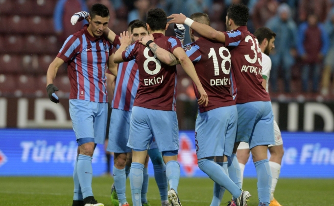 Trabzonsporlu oyuncular Cardozo'nun gol�ne seviniyor.