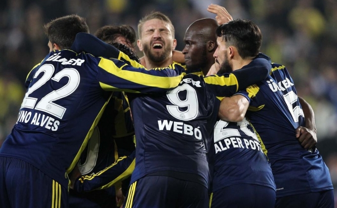 Fenerbah�eli oyuncular�n gol sevinci 