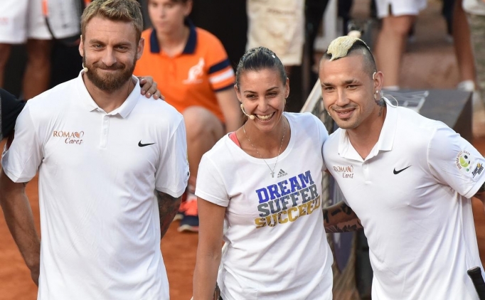 Romal� oyuncular Daniele De Rossi (solda) ile Radja Nainggolan (sa�da) ve �talyan Tenis�i Flavia Pen