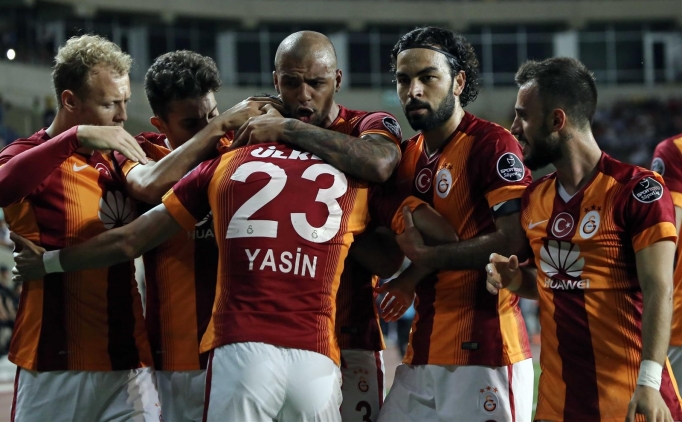 Galatasarayl� oyuncular�n gol sevinci.