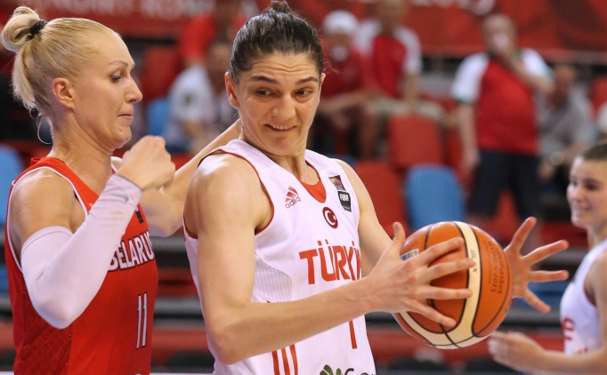 Bir pozisyonda T�rkiye'den Nevriye Yilmaz (sa�da), rakibi Yelena Leuchanka ile m�cadele etti.