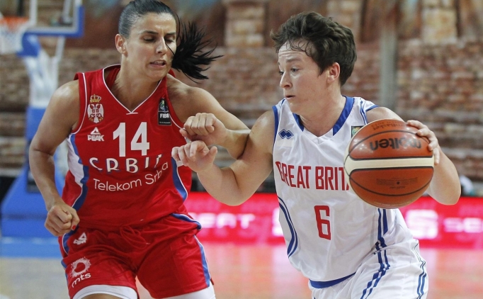 Bir pozisyonda �ngiliz oyuncu Stefanie Collins (sa�da), S�rbistan tak�m� oyuncusu, Ana Dabovic (sold
