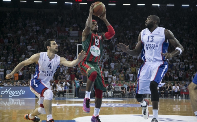 P�nar Kar��yaka oyuncusu Bobbi Dixon (13) bir pozisyonda rakipleriyle m�cadele etti.