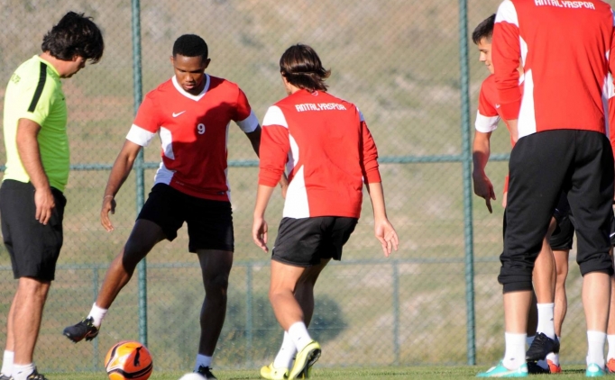 Sameul Eto'o, 'hoca' gibi...