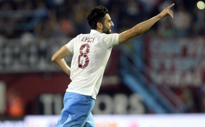 Trabzonsporlu futbolcu Mehmet Ekici'nin gol sevinci.