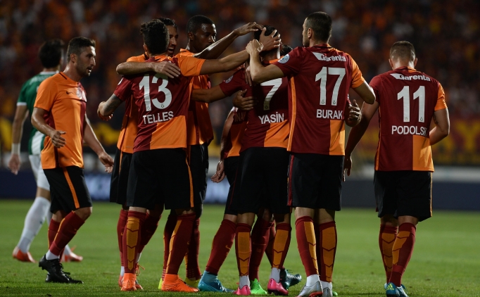 Galatasarayl� oyuncular�n�n sevinci 