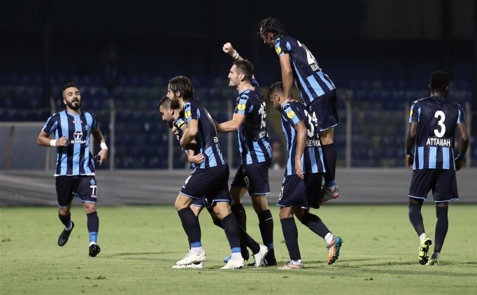 Adana Demirsporlu futbolcular�n gol sevinci.