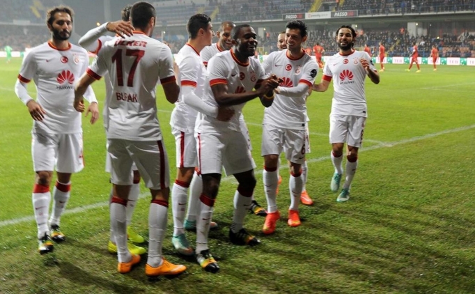 Galatasarayl� oyuncular�n gol sevinci 