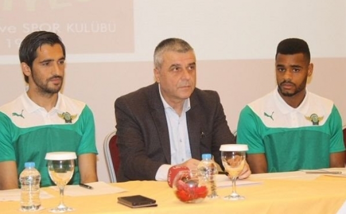 Carlos istedi, iki isim imzay� att�