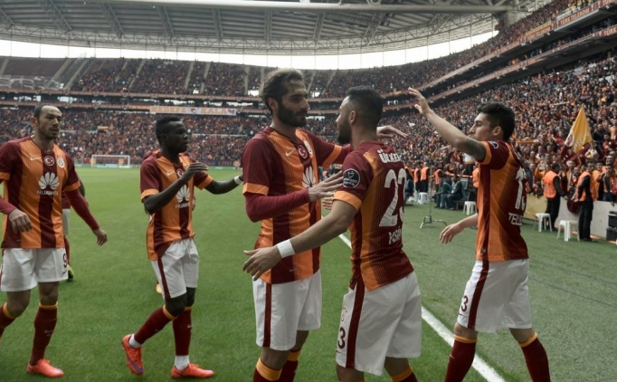 Galatasarayl� oyuncular�n gol sevinci 