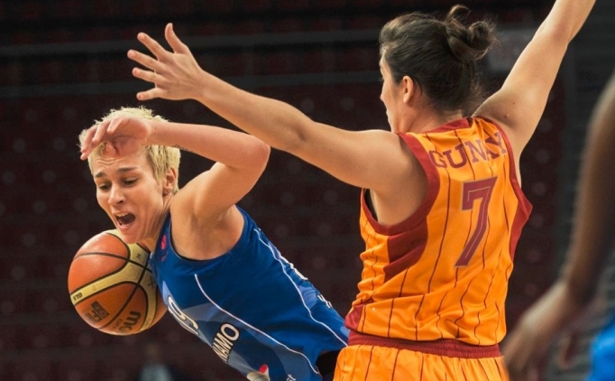 Galatasaray Odeabankl� oyuncu Ay�eg�l G�nay rakibi I��l Alben ile m�cadele etti.