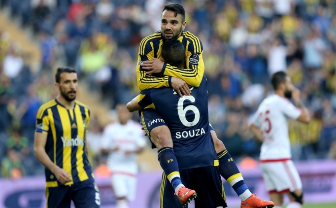 Fenerbaheli Volkan en ve Josef de Souza'nn gol sevinci 