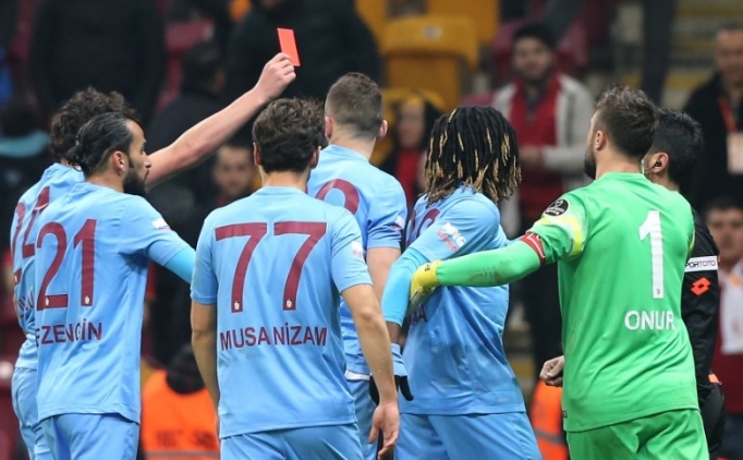 En az faulle 4 k�rm�z� kart!