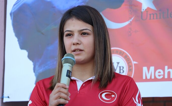 Okul arkada�lar� d�nya �ampiyonu Habibe'yi konfetilerle kar��lad�