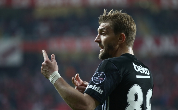 Caner Erkin, oyundan alnnca tepki gsterdi!