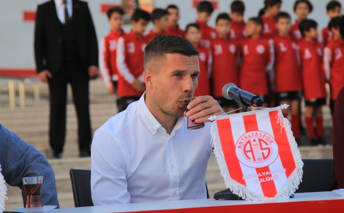 Podolski, sosyal medya paylamlaryla da gnllere giriyor!