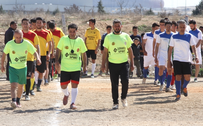 Gaziantep'te kendi kurduklar� ligde top ko�turuyorlar