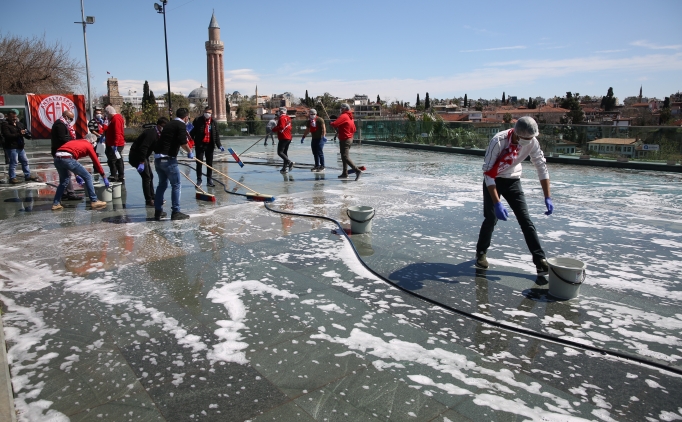 Antalya'da taraftar grubu meydan temizledi