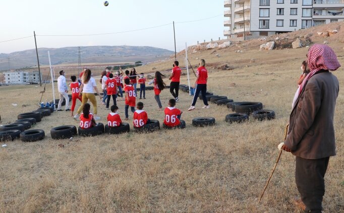 TVF, lastiklerden yapt�klar� sahada voleybol oynayan Siirtli �ocuklar� sevindirdi