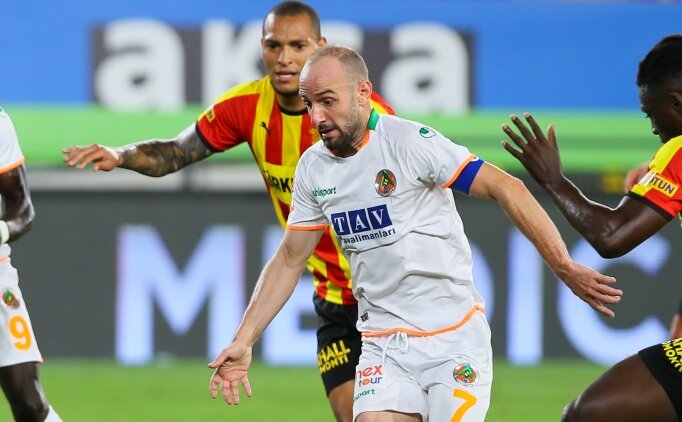 Efecan Karaca payla�t�: 'Test sonucum pozitif'