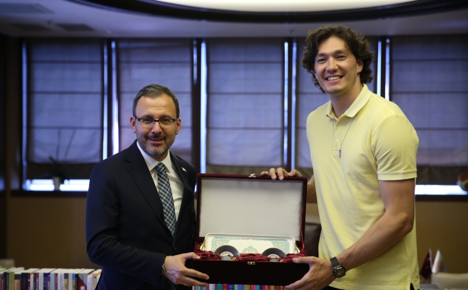 Bakan Kasapolu, milli basketbolcu Cedi Osman' arlad