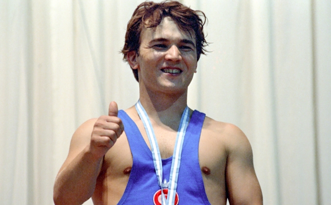 D�nya ve T�rk halterine ad�n� alt�n harflerle yazd�ran isim: Naim S�leymano�lu