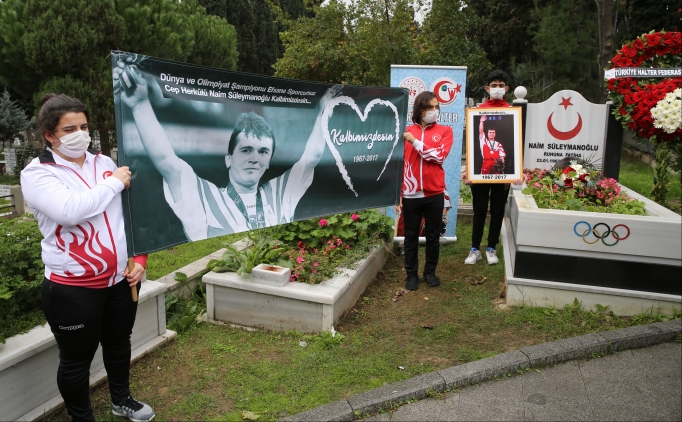 Naim S�leymano�lu, kabri ba��nda an�ld�