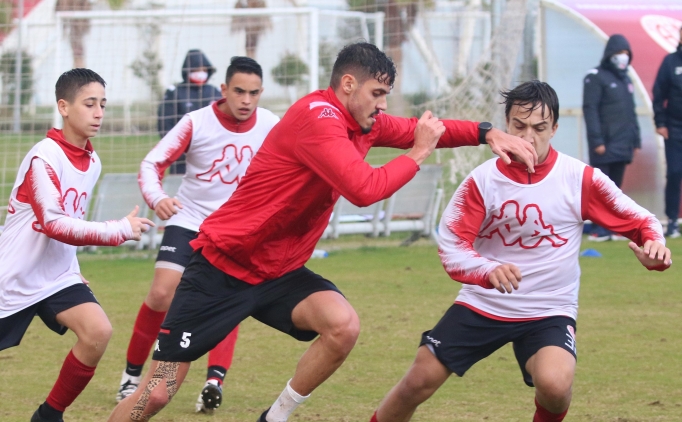 Antalya'da Doukan Sinik ve Bahadr ztrk, U15 takmyla alt