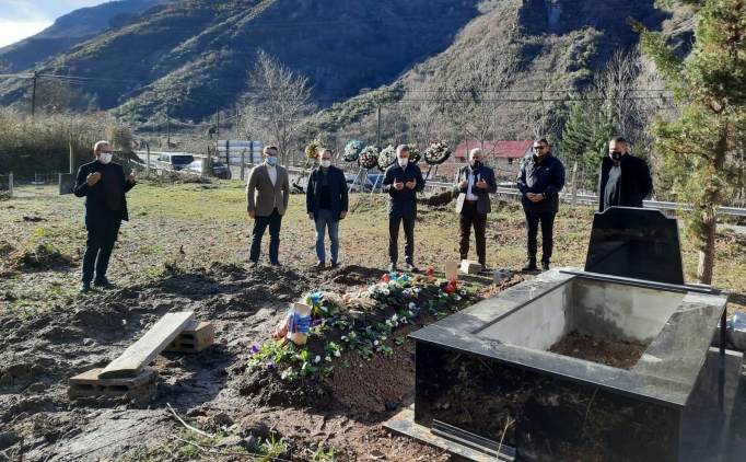 Ahmet Aaolu'ndan zkan Smer'in mezarna ziyaret