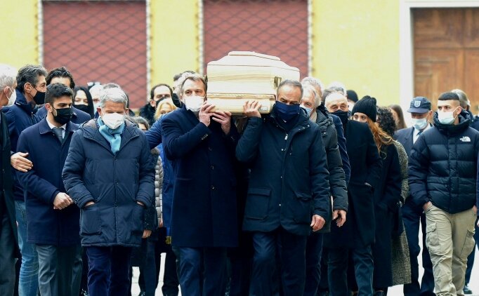 Paolo Rossi son yolculu�una u�urlan�rken evine h�rs�z girdi