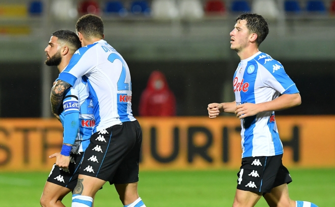 Napoli lider, Sociedad son anda turlad