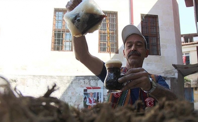 Ramazan�n �ifa dolu 'tatl�' serinli�i: Meyan �erbeti