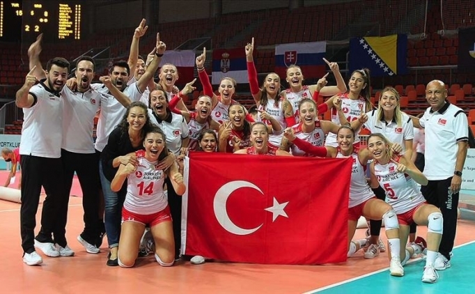 Voleybolda gen� k�zlar zirveyi b�rakm�yor