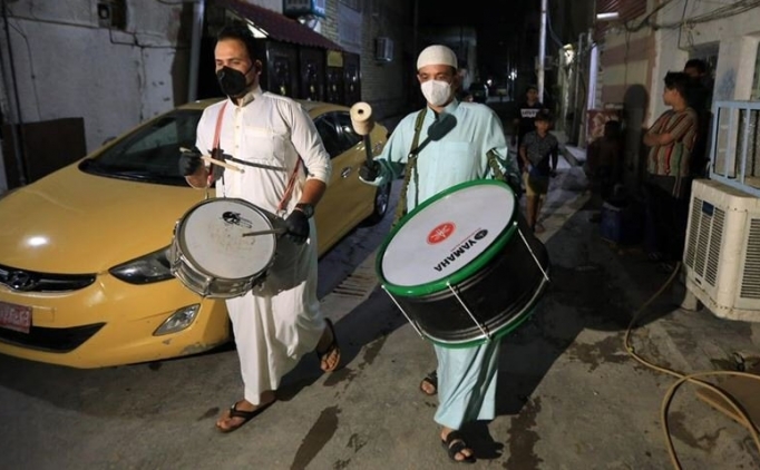 Ba�dat'ta ramazan davulcular� koronavir�s g�lgesinde sahur gelene�ini s�rd�r�yor