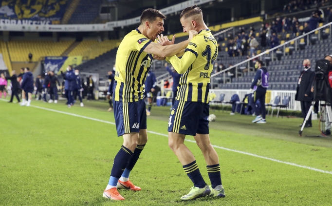 Fenerbah�e'de orta sahalar a��k kapat�yor