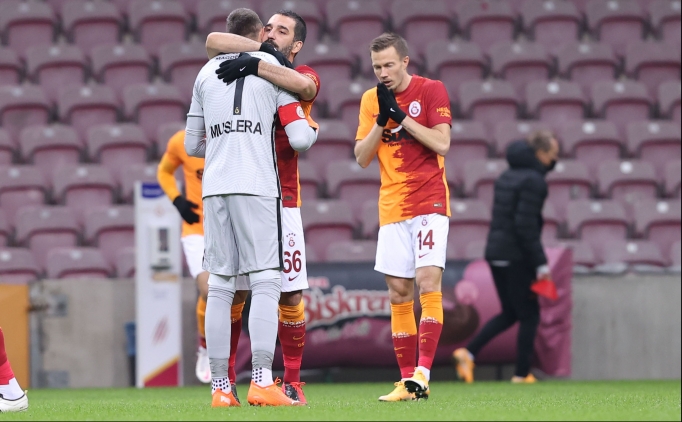 Galatasaray'da duygusal anlar; Kaptanlk bandn Arda takt