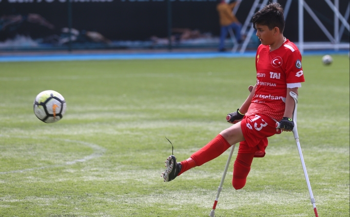 13 ya��ndaki Tuncay Efe Hankulu, Ampute Futbol S�per Lig ma�lar�na ��kman�n sevincini ya��yor