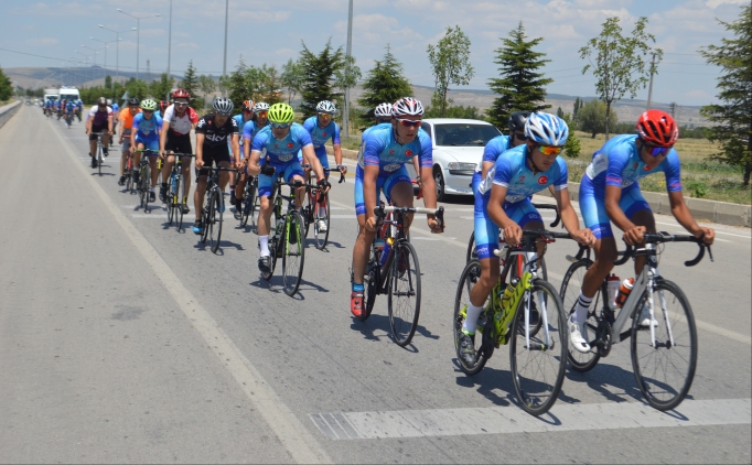 �mer Halisdemir 5. Ulusal Bisiklet Turu'na kat�lan sporcular Afyonkarahisar'a geldi