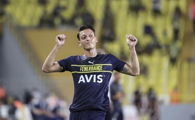 Mesut �zil ve Jose Sosa'dan anlaml� hareket!