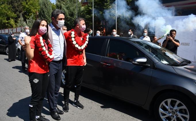 Golbol Kadn Milli Takm sporcusu Fatmagl Gler ve antrenr Gltekin Karasu'ya cokulu karlama